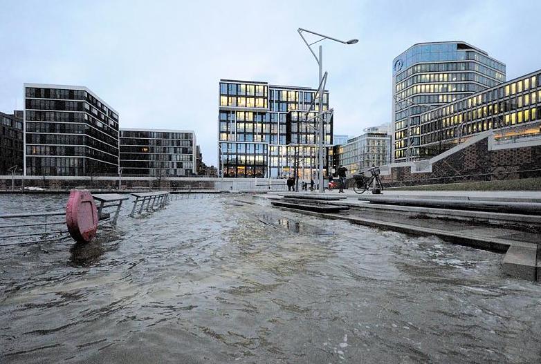 10134_0955 Hochwasser an den Marco Polo Terrassen - Bürogebäude. | Hochwasser in Hamburg - Sturmflut.